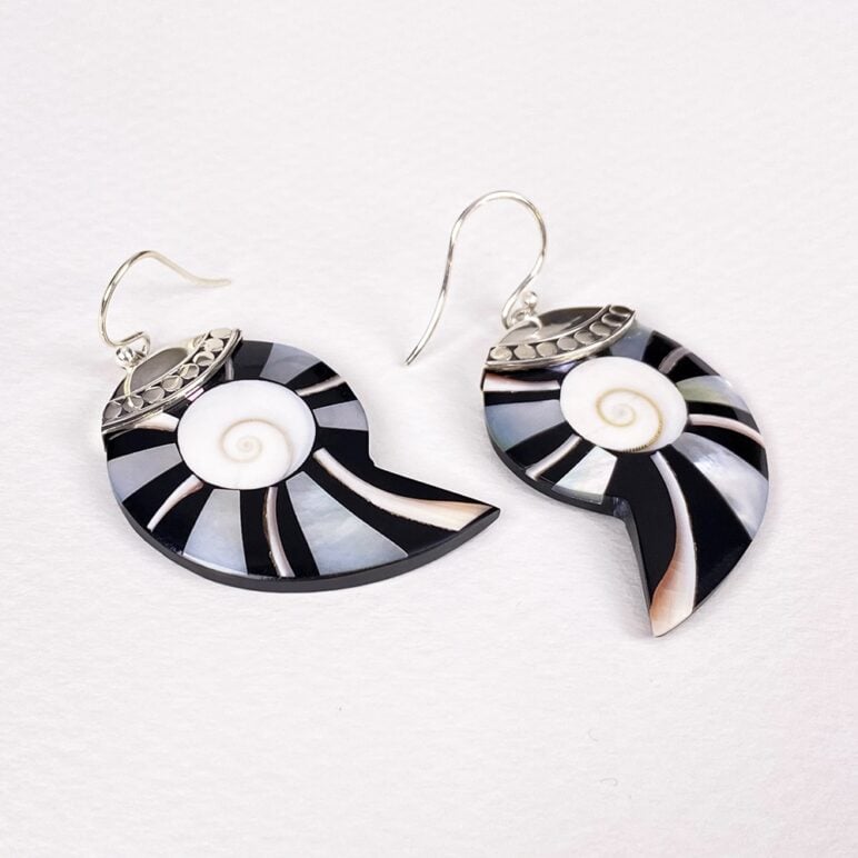 Pendientes Bali asimétricos de concha