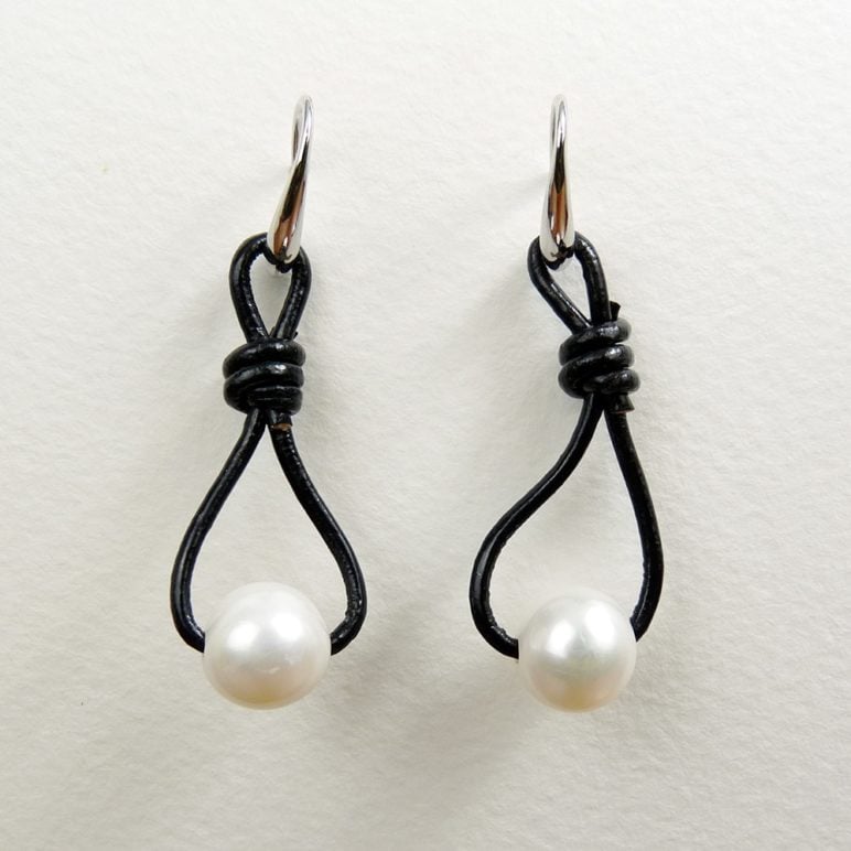 Black Calima Loop Pearl Earrings