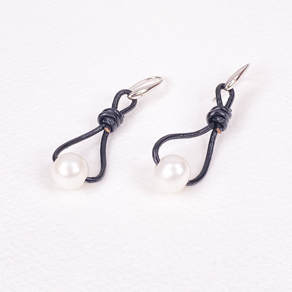 Black Calima Loop Pearl Earrings